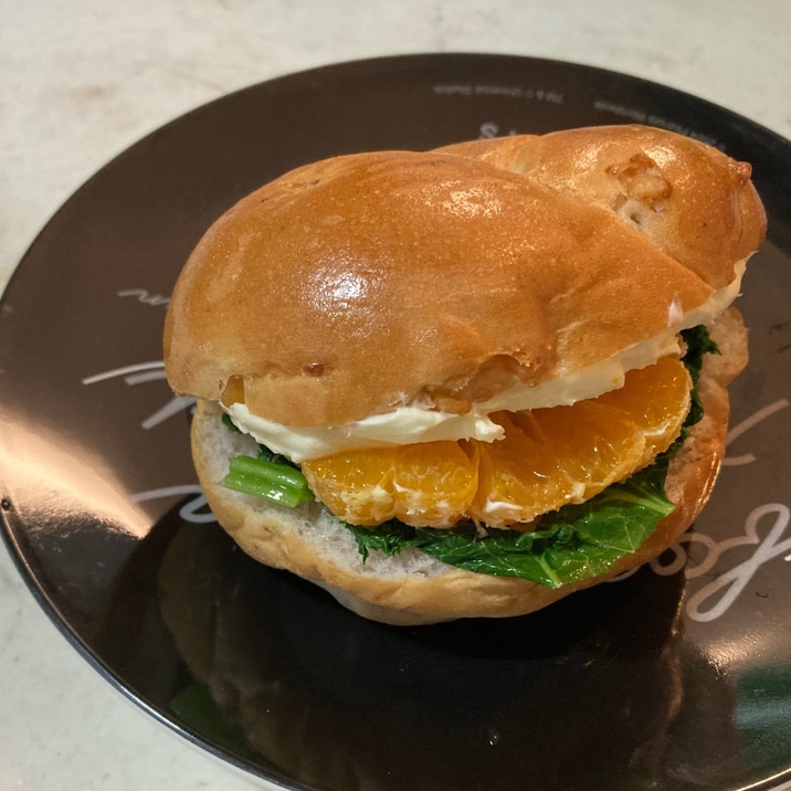 クリームチーズとマスタードの葉で作る変わりサンド